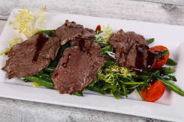Roastbeef salad with green beans