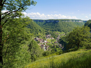 scenico panorama di borgo caratteristico nella verde regione francese del Jura