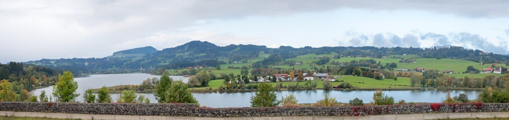 Fototapeta na wymiar Aussicht vom Autobahn Parkplatz auf den Niedersonthofener See, Allgäu