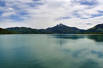 Jezioro Mondsee z widocznym szczytem Schafberg (Austria)