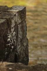 duży  kamienny  mur  przy  zejściu  nad  brzeg  rzeki - 443137128