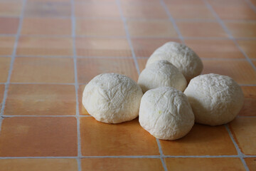 タイルパターン背景のゴキブリ団子