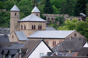 Fototapeta na wymiar Bad Münstereifel mit Romanischer Kirche St. Chrysanthus und Daria und Stadtmauer