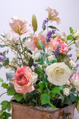 ロビーに飾られたアレンジフラワー。薔薇を中心として淡い色使いが心を癒してくれる