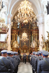 Polska policja w galowych mundurach na uroczystości w kościele.  © FotoDax