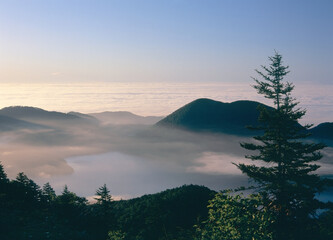 Obraz na płótnie Canvas 山頂から見る然別湖と唇山（北海道・鹿追町） 