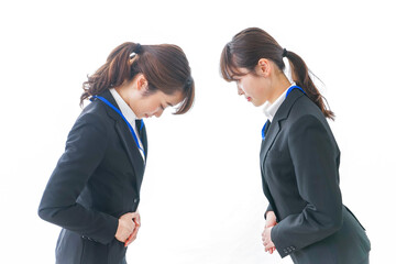 謝罪・お辞儀をするビジネスパーソン