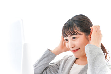 ヘアスタイルを整えるビジネスウーマン