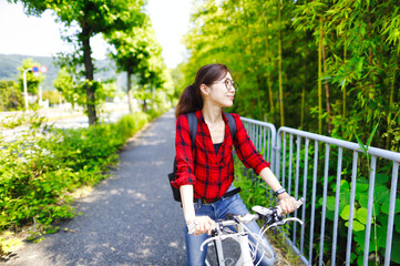 自転車に乗る女性