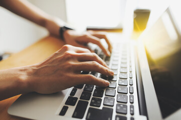 ノートパソコンと女性の手元