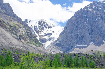 Fototapeta na wymiar Mount Altai landscape glacier to Aktru Russia 