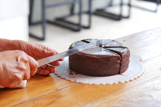 The chocolate cake was cut by the knife.
