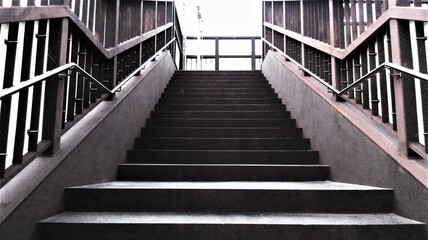 海近くの駅の陸橋