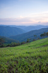 Obraz premium Sunset mountain scenery, green fields, agricultural areas that Thailand. Beautiful mountain views and space for text above.