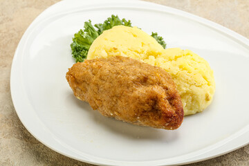 Crispy chicken cutlet with mashed potato
