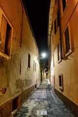 Obraz premium Night view of narrow street at historic centre of Verona (Italy) at dawn