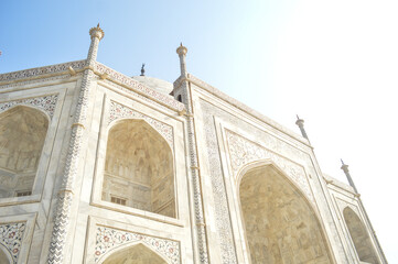 Obraz premium The Taj Mahal, originally the Rauza-i-munawwara is an ivory-white marble mausoleum on the southern bank of the river Yamuna in the Indian city of Agra. 