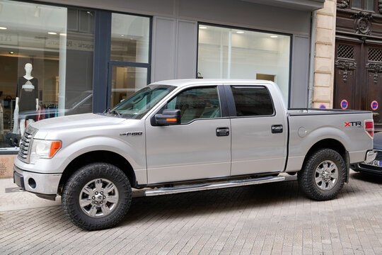 Ford F-150 XLT suv xtr 4x4 truck pickup car parked on city center street
