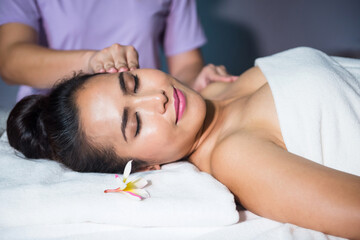 Obraz na płótnie Canvas Thai oil Ayurvedic face massage on spa bed