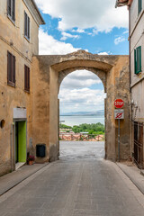 Obraz premium Lake Trasimeno seen from the Porta Fiorentina in Castiglione del lago, Umbria, Italy