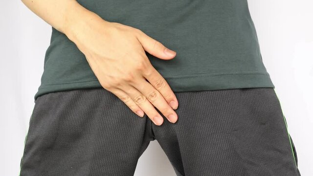 股間に絆創膏を貼っている