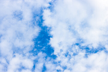 Obraz premium Sunny blue sky with fully covered white clouds at afternoon