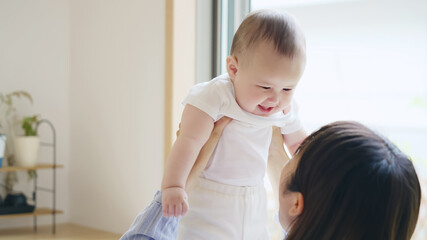 高い高いされる赤ちゃん
