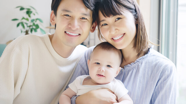 笑顔の赤ちゃんと両親　ファミリーイメージ