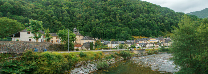 Sarrance (pequeño pueblo de los Pirineos franceses) y río Aspe. Casas de arquitectura tradicional situadas al pie de la ladera junto a la orilla del río.