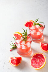 Grapefruit summer coctail grink with slice of grapefruit and rosemary
