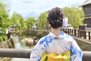 小江戸佐原の町並みと浴衣を着た若い女性の後ろ姿