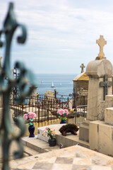 Vue sur la mer Méditerranée depuis le cimetière marin de Sète (Occitanie, France)