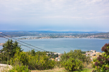 Obraz premium Vue sur la ville de Sète, entre l'étang de Thau et la mer Méditerranée, depuis le Mont Saint-Clair (Occitanie, France)