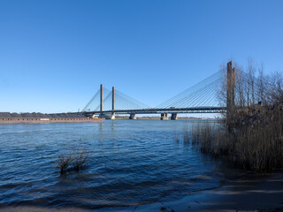 Duwbakken geladen met kolen worden getransporteert over de Waal,  De Martinus Nijhoffbrug in Zaltbommel is een oeververbinding over de rivier de Waal.