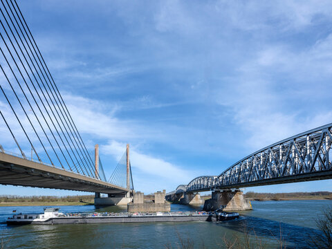 De Martinus Nijhoffbrug in Zaltbommel is een oeververbinding over de rivier de Waal. Op de kabelbrug rijdt het verkeer van de snelweg de A2, met daarnaast de spoorbrug met de naam  Dr. W. Hupkesbrug.