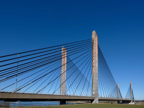 De Martinus Nijhoffbrug in Zaltbommel is een oeververbinding over de rivier de Waal. Op de kabelbrug rijdt het verkeer van de snelweg de A2
