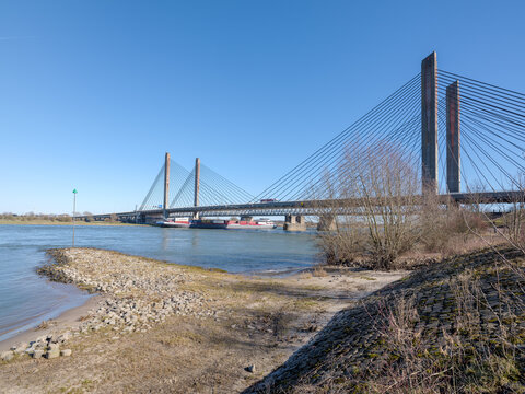 De Martinus Nijhoffbrug in Zaltbommel is een oeververbinding over de rivier de Waal. Op de kabelbrug rijdt het verkeer van de snelweg de A2