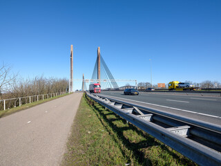 De Martinus Nijhoffbrug in Zaltbommel is een oeververbinding over de rivier de Waal. Op de kabelbrug rijdt het verkeer van de snelweg de A2