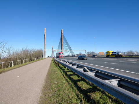 De Martinus Nijhoffbrug in Zaltbommel is een oeververbinding over de rivier de Waal. Op de kabelbrug rijdt het verkeer van de snelweg de A2