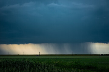 Distinct fallstreaks of rain below the base of thunderstorm