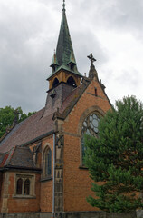 Fototapeta premium Neogotycki, zabytkowy kościółek Dobrego Pasterza (z figurą Anioła Pokoju i mauzoleum rodziny Donnersmarcków) zlokalizowany w parku w Świerklańcu, woj. śląskie.