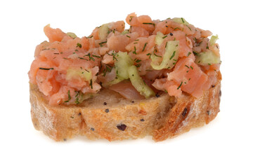 Tartine de tartare de truite fumée en gros plan sur fond blanc