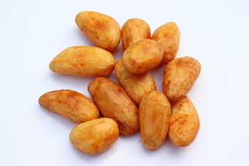 Ganze Kartoffeln fritiert.