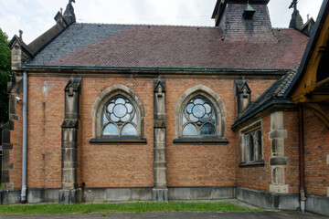 Neogotycki, zabytkowy kościółek Dobrego Pasterza (z  figurą Anioła Pokoju i mauzoleum rodziny Donnersmarcków) zlokalizowany w parku w Świerklańcu, woj. śląskie.