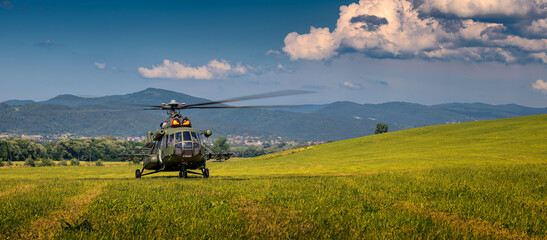 Śmigłowiec Mi-17 w górach. Beskidy. Lipowa, powiat żywiecki. 30 czerwca 2021 roku.