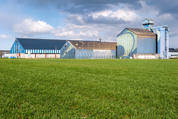 Obraz premium Coopérative agricole NatUp (anciennement Cap Seine) à Vieux-Manoir. Champ de blé au premier plan