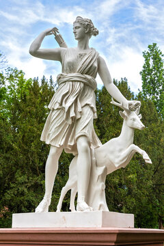 Bildnis der r&ouml;mischen Jagdg&ouml;ttin Diana im Schlosspark von Offenbach-Rumpenheim am Main