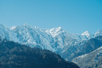 Fototapeta na wymiar View of the snow covered mountains during winter in Manali, Himachal Pradesh, India