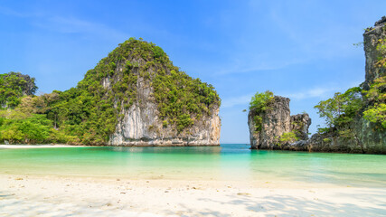 Fototapeta na wymiar Ko Hong island and exotic beach with mountain cliff, with crystal clear water and white sand, Krabi, Thailand