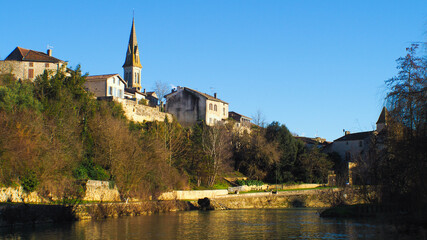 Obraz premium Vue sur l'église de Nérac, dominant fièrement la ville